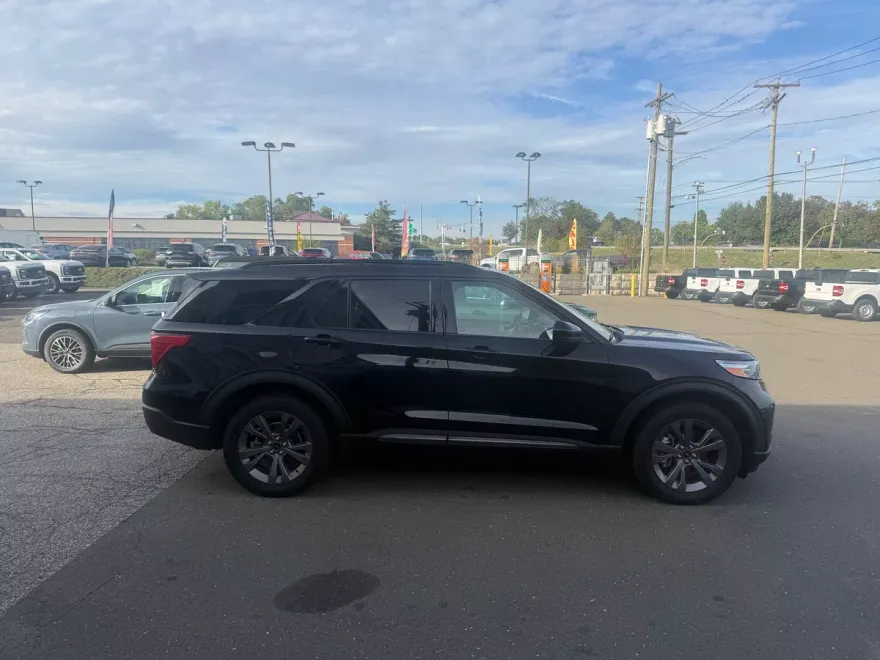2022 Ford Explorer XLT photo 1