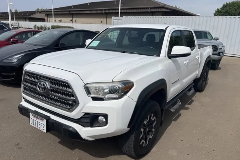 2017 Toyota Tacoma TRD V6 photo 1