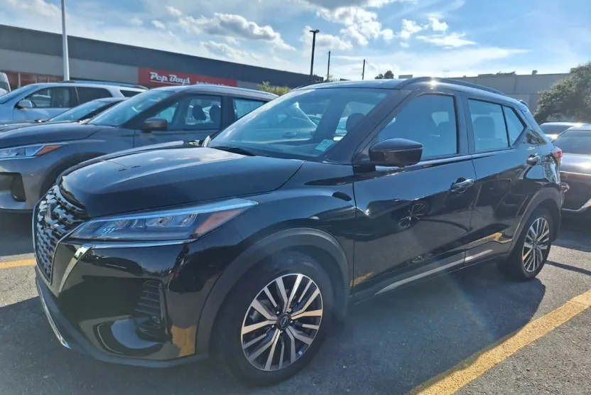2023 Nissan Kicks SR photo 1