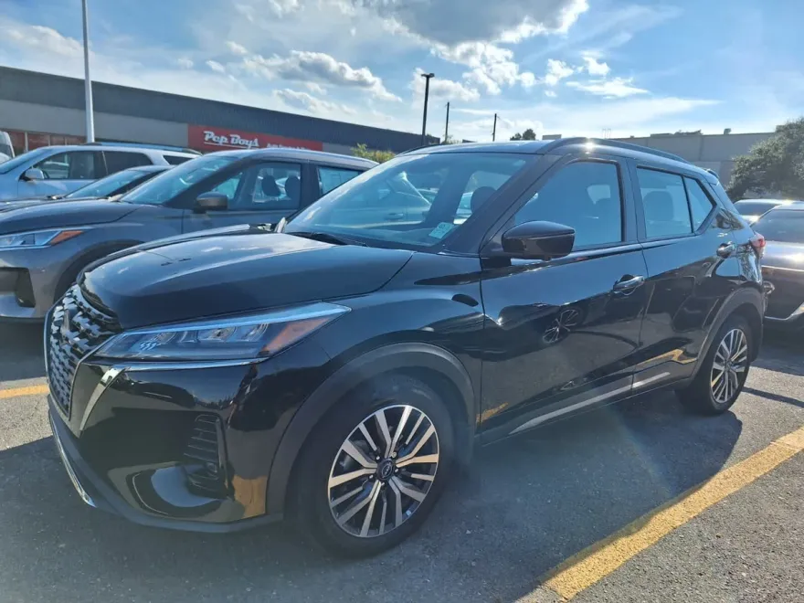 2023 Nissan Kicks SR photo 1