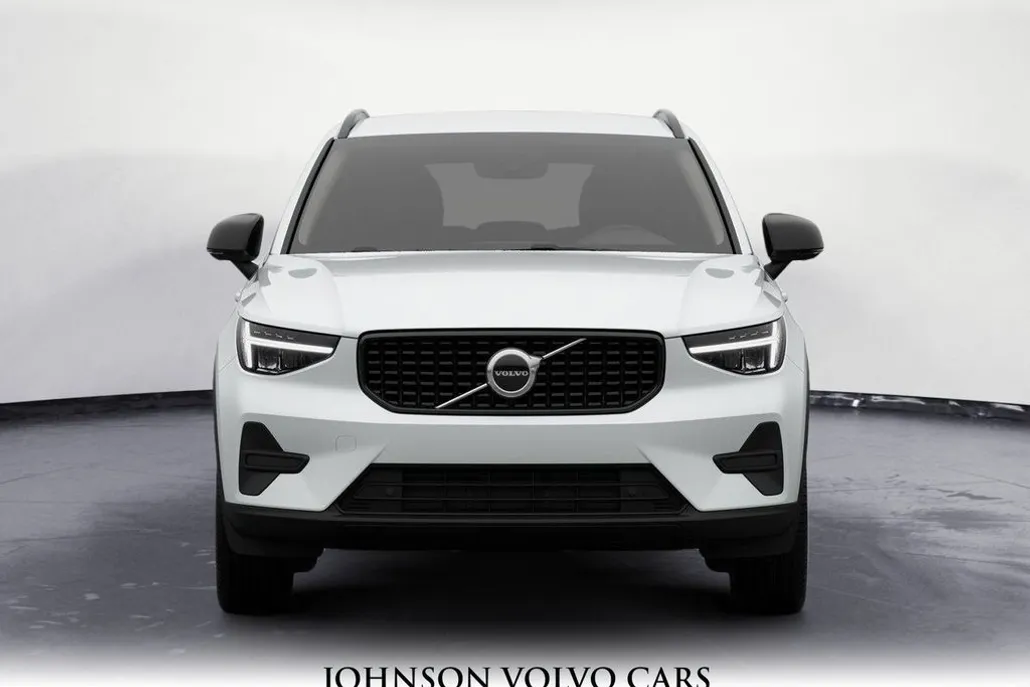 2026 Volvo XC40 Core photo 1