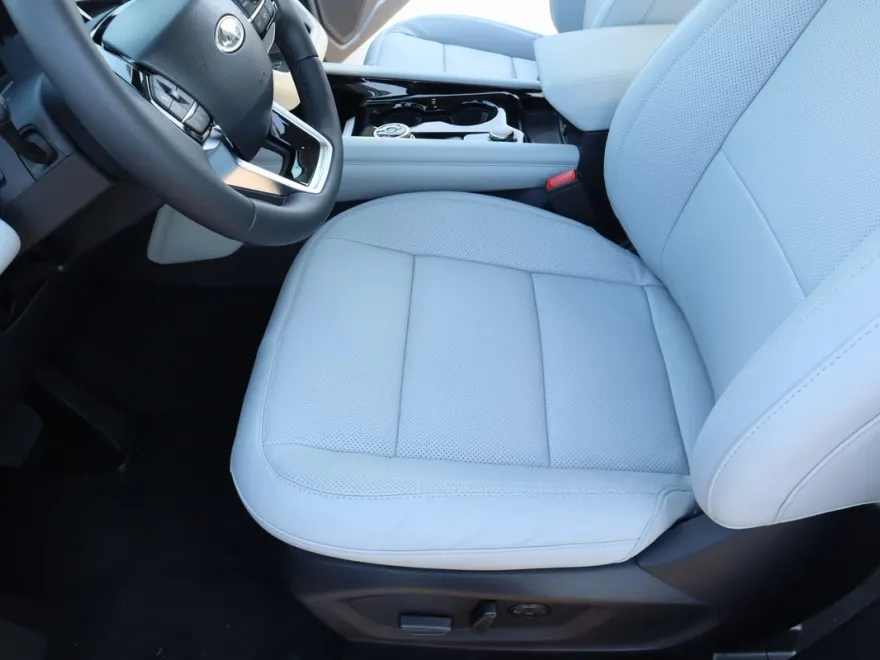 2025 Ford Explorer Platinum photo 1