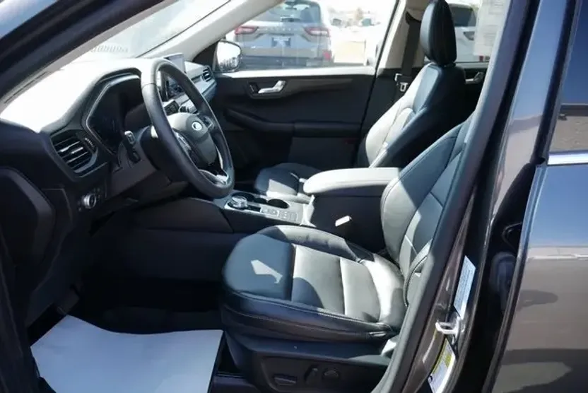 2020 Ford Escape Titanium Hybrid photo 1