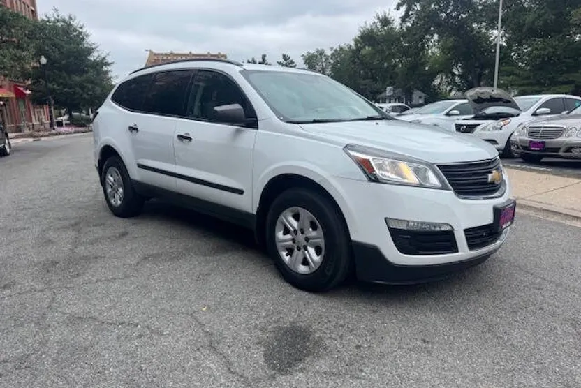 2017 Chevrolet Traverse LS photo 1