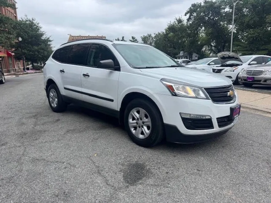 2017 Chevrolet Traverse LS photo 1