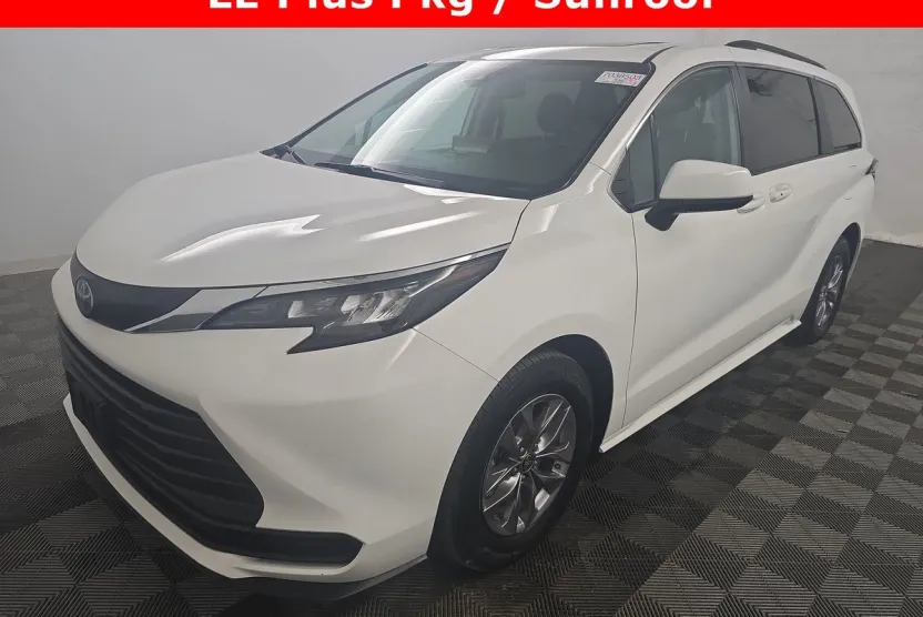 2024 Toyota Sienna LE photo 1