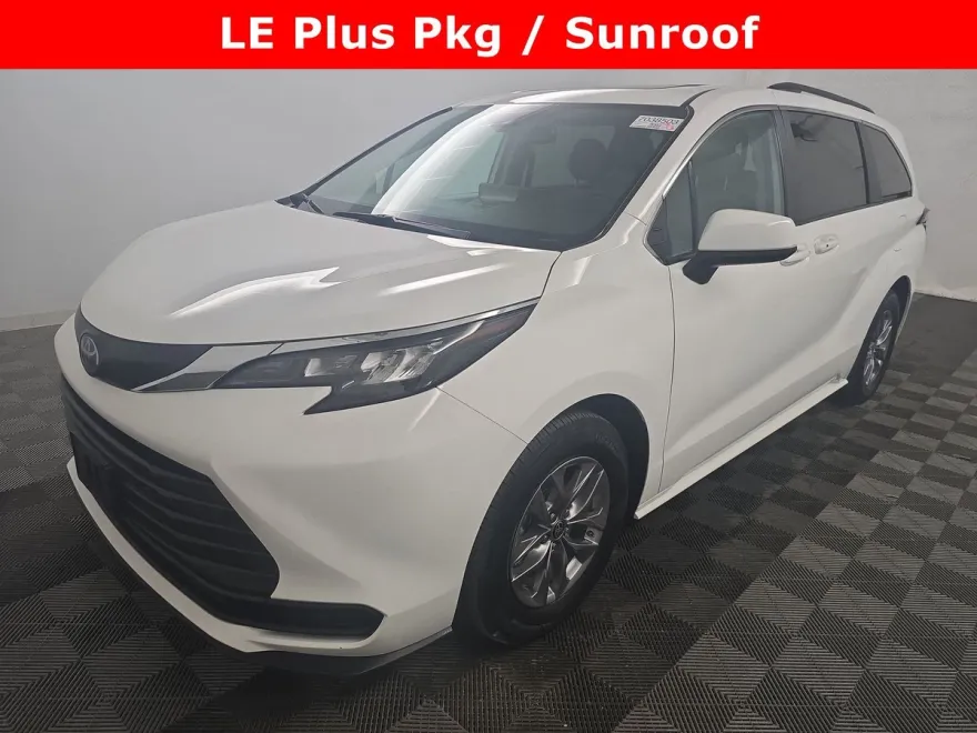 2024 Toyota Sienna LE photo 1