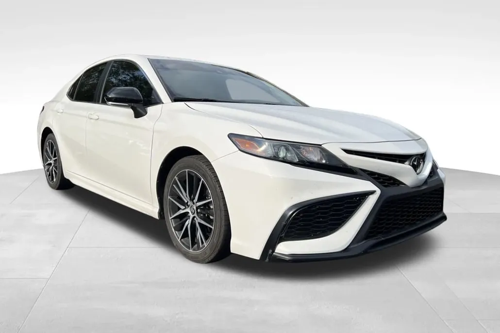 2022 Toyota Camry SE photo 1
