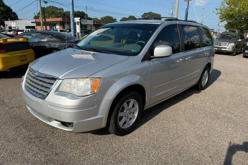 2010 Chrysler Town & Country Touring photo 1