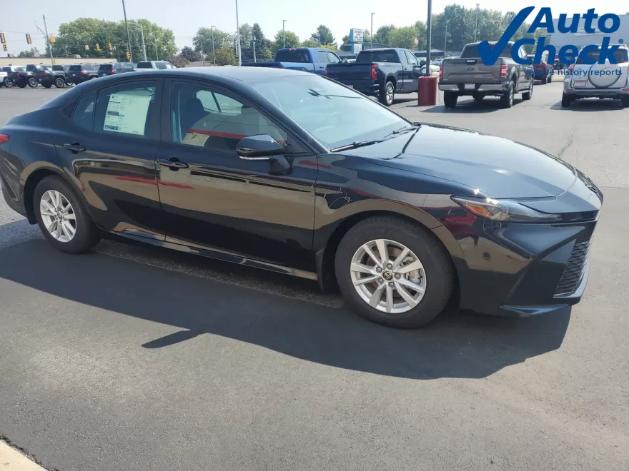 2025 Toyota Camry LE photo 1