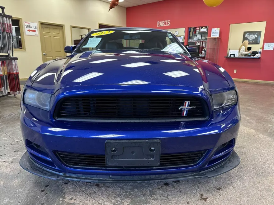 2013 Ford Mustang Convertible photo 1