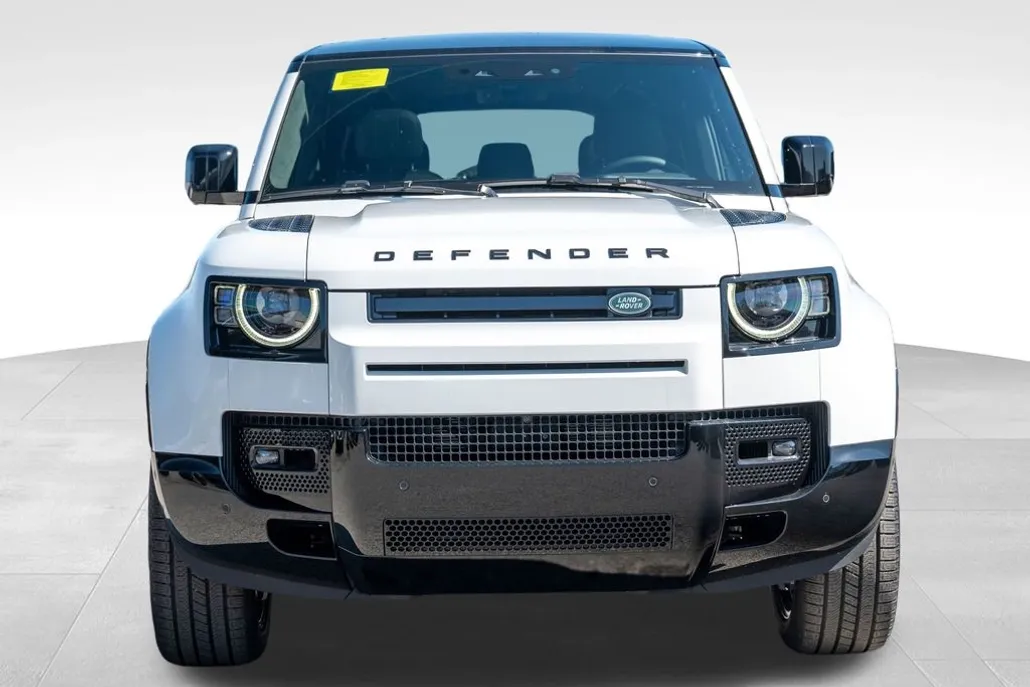 2025 Land Rover Defender 110 V8 photo 1