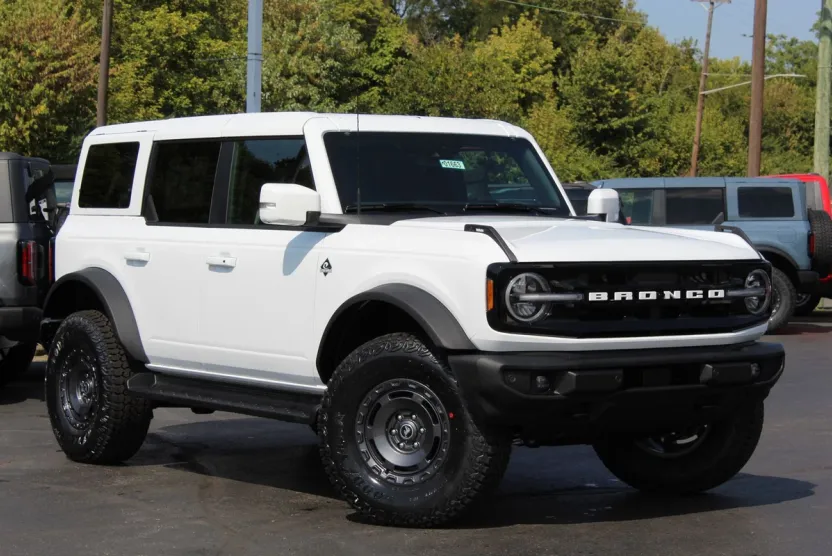 2025 Ford Bronco Outer Banks photo 1