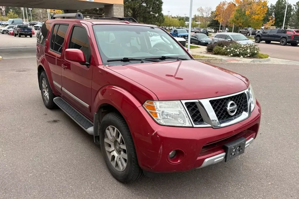 2011 Nissan Pathfinder LE photo 1