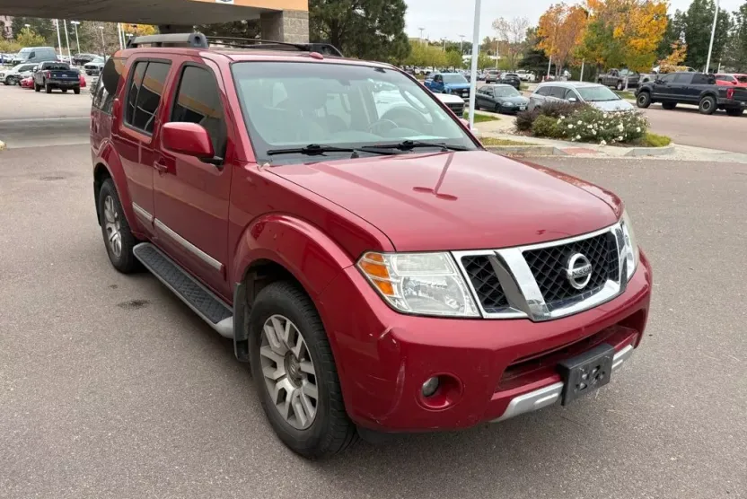 2011 Nissan Pathfinder LE photo 1