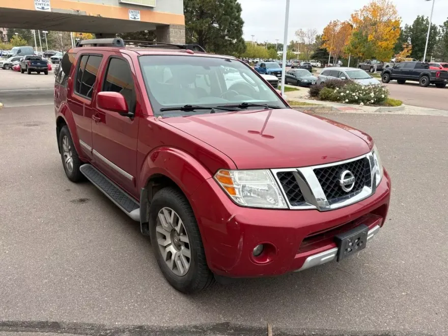 2011 Nissan Pathfinder LE photo 1