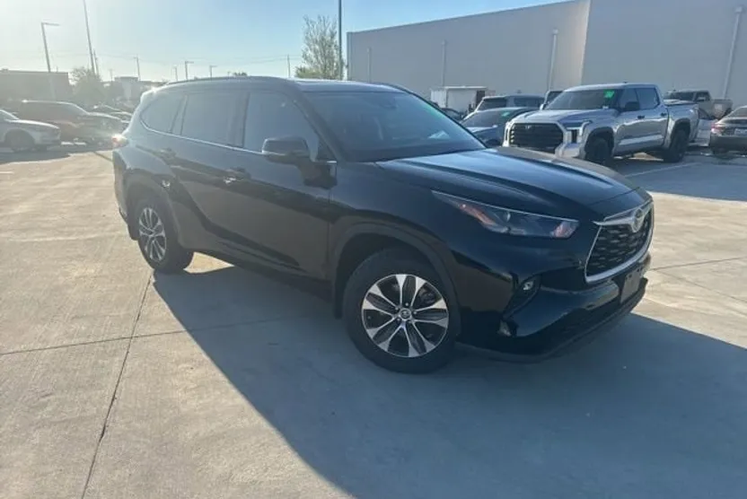 2022 Toyota Highlander XLE photo 1