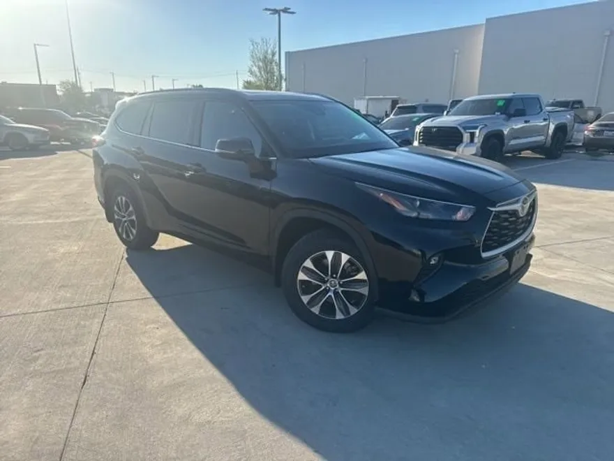 2022 Toyota Highlander XLE photo 1