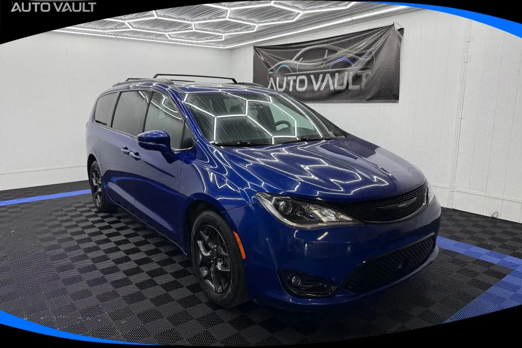 2018 Chrysler Pacifica Limited photo 1