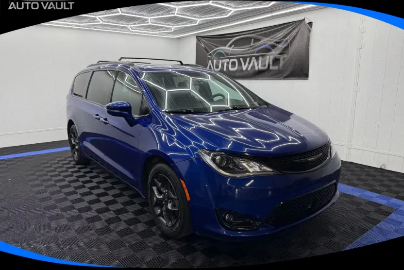 2018 Chrysler Pacifica Limited photo 1