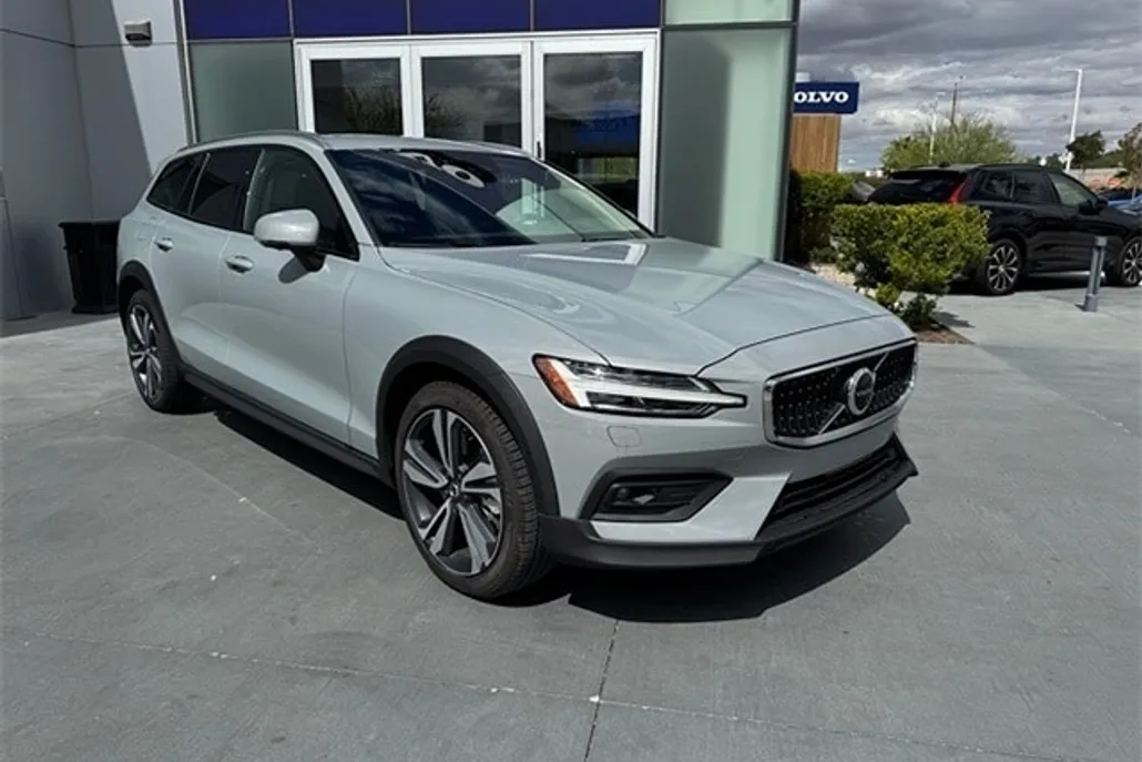 2026 Volvo V60 Cross Country B5 Plus photo 1