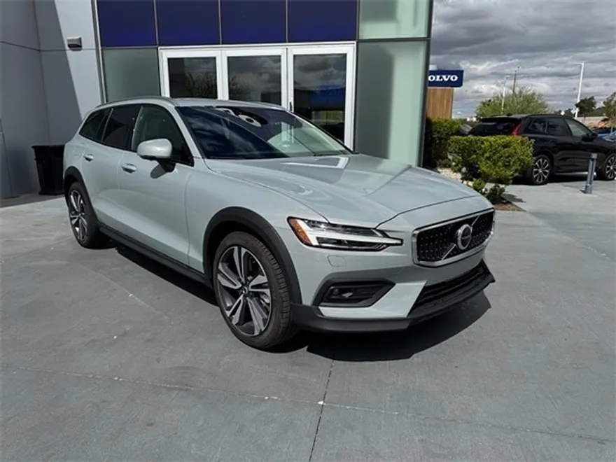 2026 Volvo V60 Cross Country B5 Plus photo 1