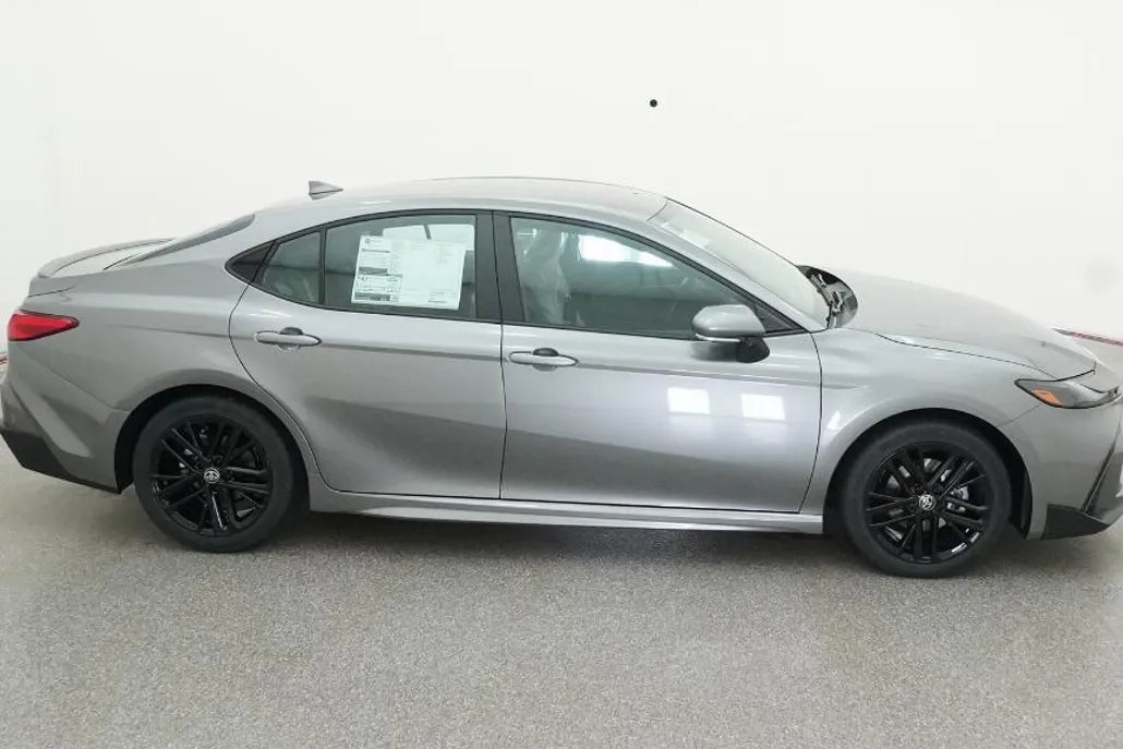 2025 Toyota Camry SE photo 1