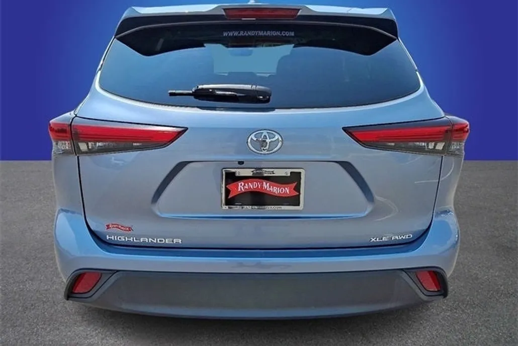 2021 Toyota Highlander XLE photo 1