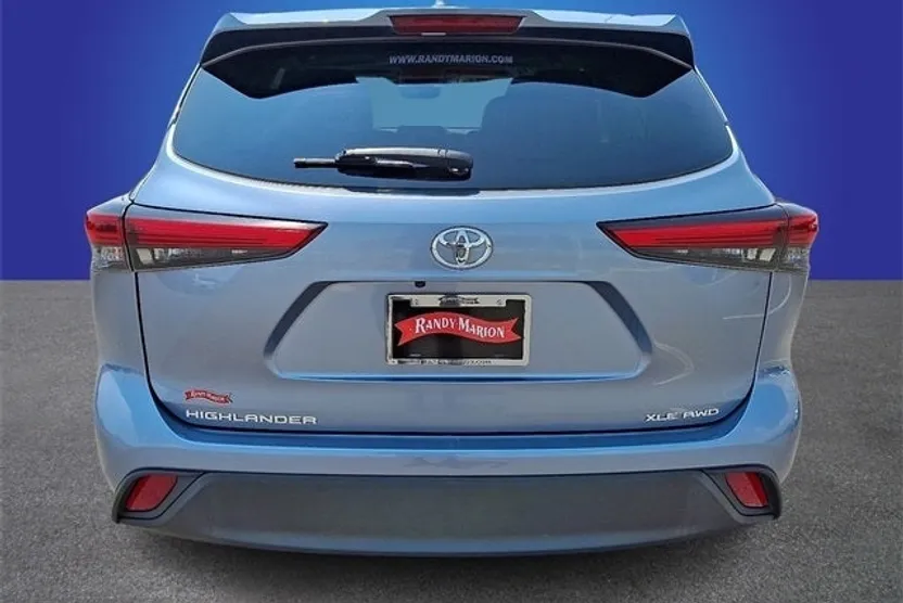 2021 Toyota Highlander XLE photo 1