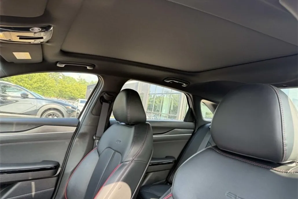 2023 Kia K5 GT photo 1