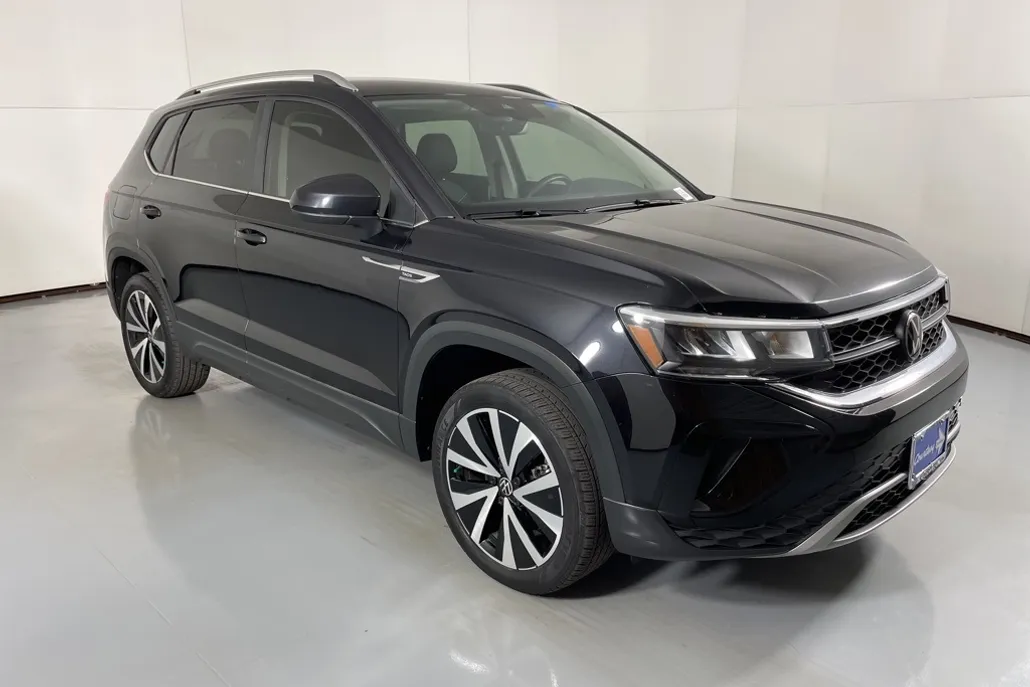 2024 Volkswagen Taos SE photo 1