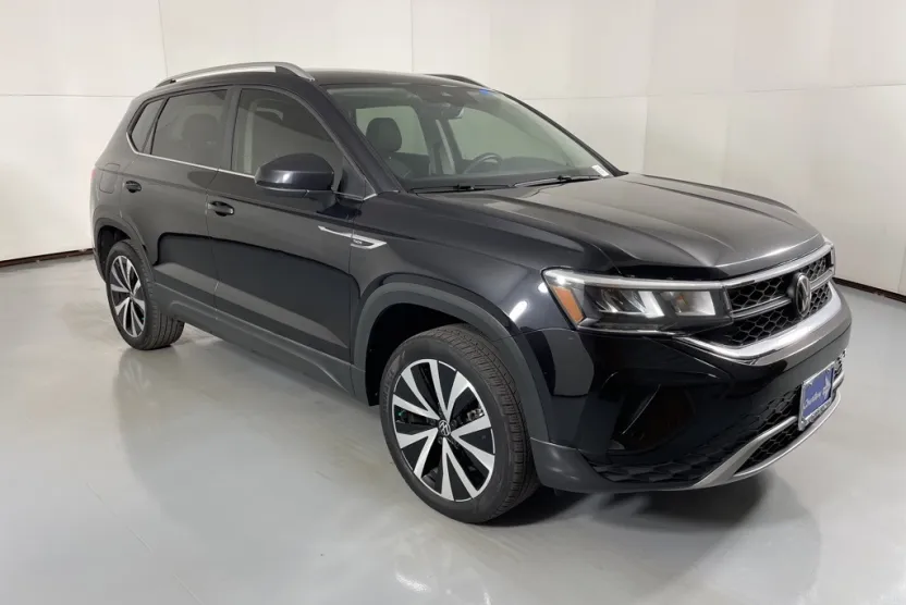 2024 Volkswagen Taos SE photo 1