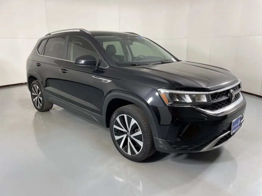 2024 Volkswagen Taos SE photo 1