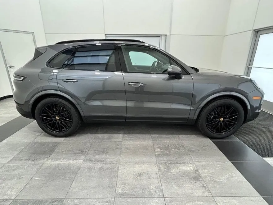 2024 Porsche Cayenne Base photo 9