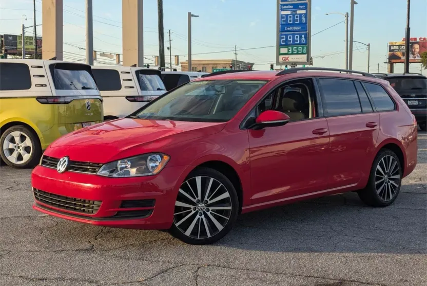 2017 Volkswagen Golf SportWagen S photo 1