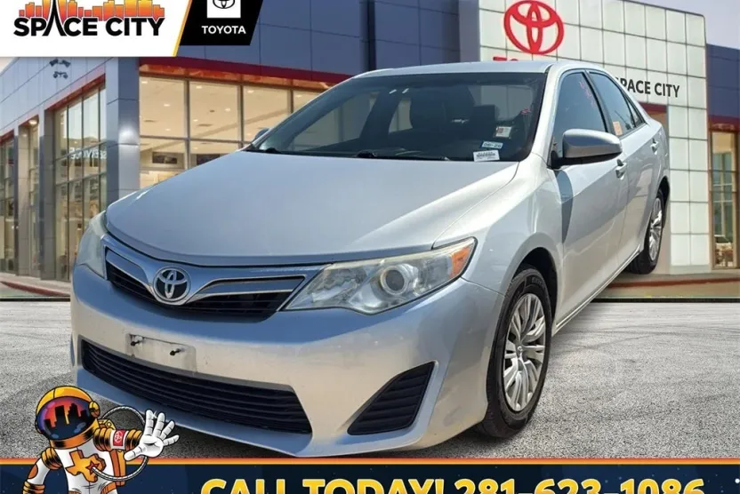 2012 Toyota Camry LE photo 1