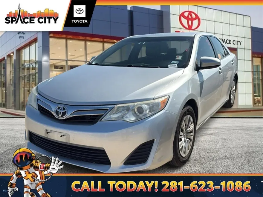 2012 Toyota Camry LE photo 1