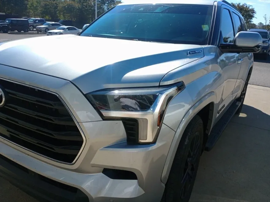 2024 Toyota Sequoia SR5 photo 1