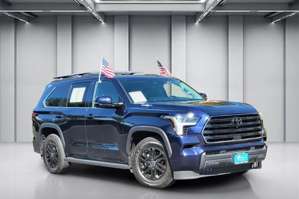 2024 Toyota Sequoia SR5 photo 1