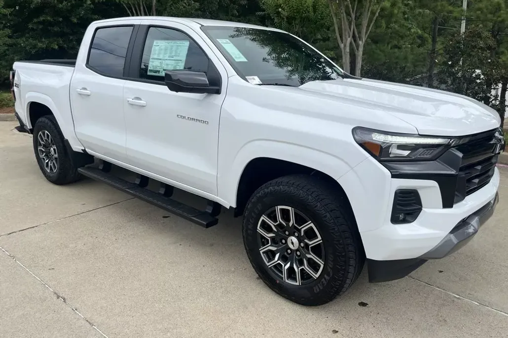 2025 Chevrolet Colorado Z71 photo 1