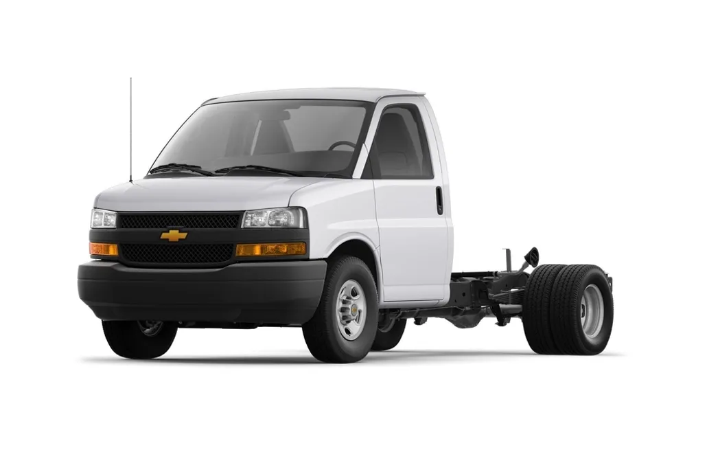 2024 Chevrolet Express Cutaway 3500 photo 1