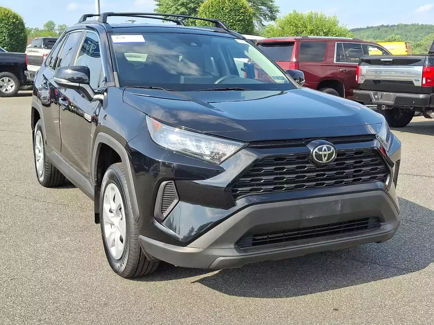2021 Toyota RAV4 LE photo 1