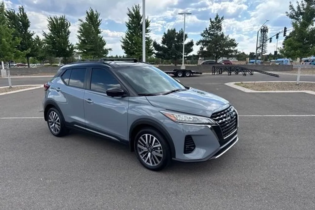 2023 Nissan Kicks SR photo 1