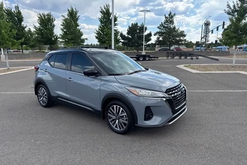 2023 Nissan Kicks SR photo 1