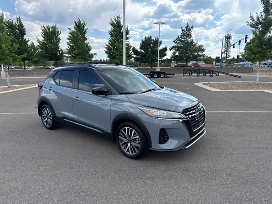 2023 Nissan Kicks SR photo 1