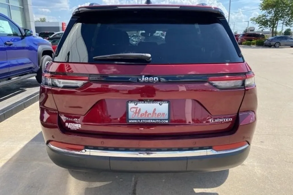 2023 Jeep Grand Cherokee Limited photo 1