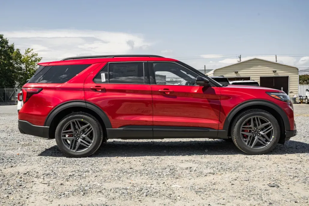 2025 Ford Explorer ST photo 1