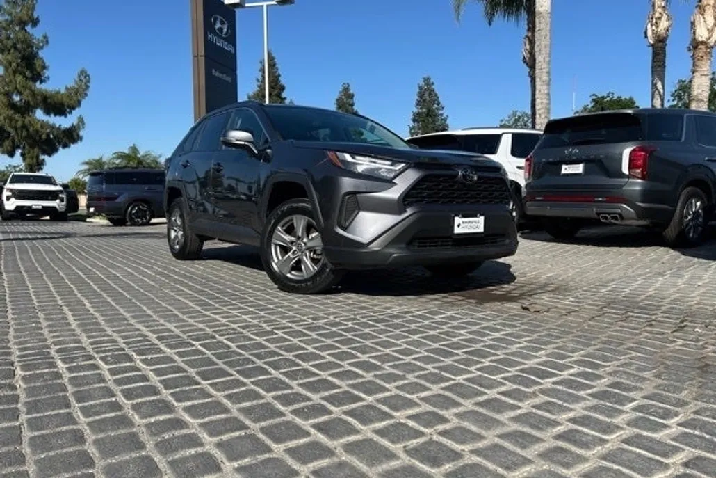 2023 Toyota RAV4 XLE photo 1