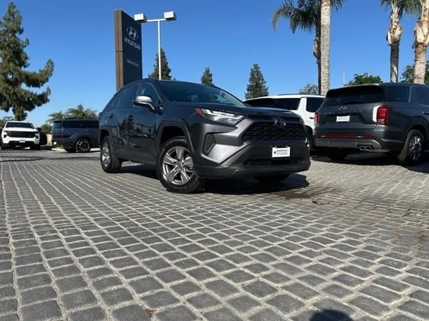 2023 Toyota RAV4 XLE photo 1