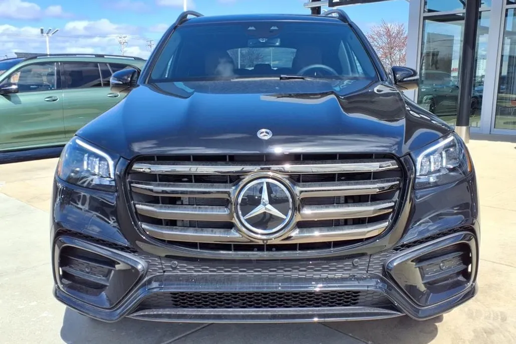 2025 Mercedes Benz GLS 450 4MATIC photo 1